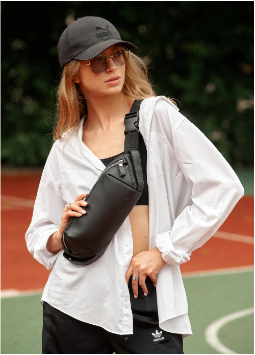 Жіноча сумка через плече бананка Sambag Holster MSH чорна з перфорацією