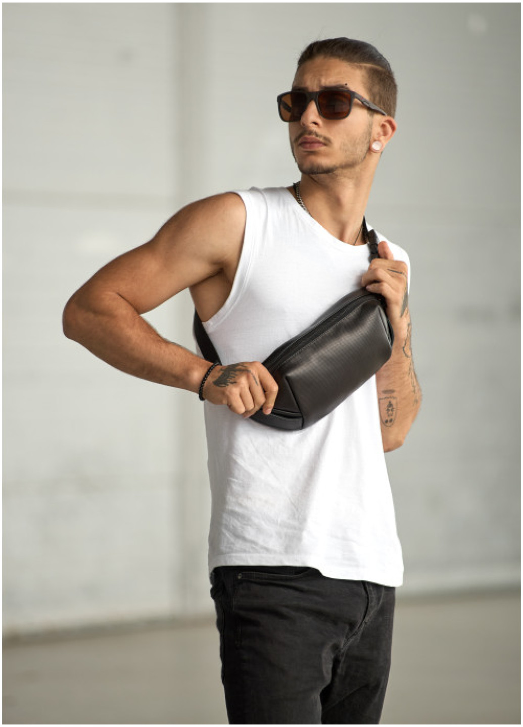 Чоловіча шкіряна сумка через плече бананка Sambag Holster MSH чорна з перфорацією