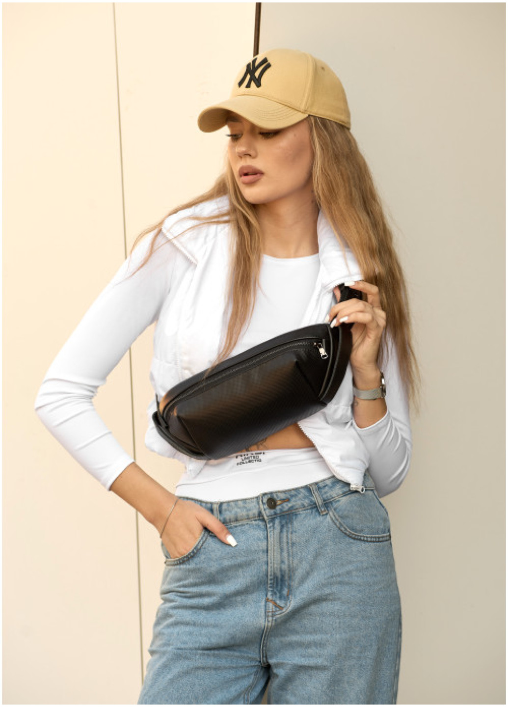 Жіноча  шкіряна сумка через плече бананка Sambag Holster MSH чорна  з перфорацією